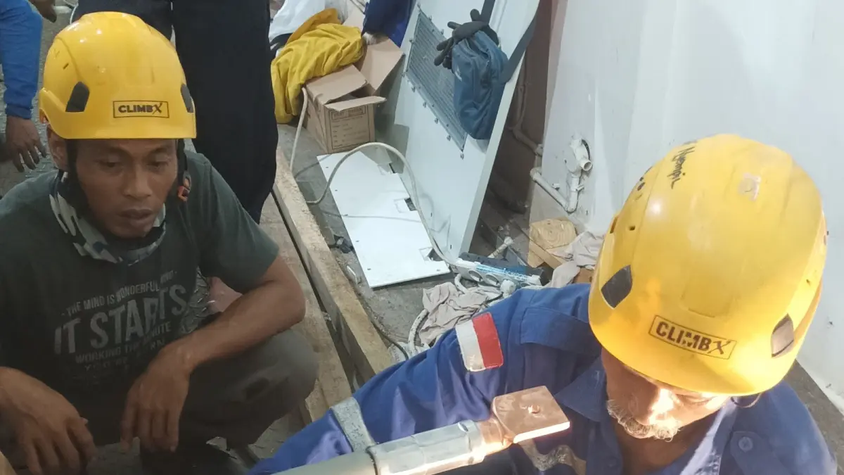 PERKUAT KETENAGALISTRIKAN : PT PLN (Persero) UIT JBT kembali memperkuat infrastruktur ketenagalistrikan di wilayah selatan Jawa Tengah melalui pemasangan Trafo 3 di GI 150 kV Lomanis, Kabupaten Cilacap. (DOK. PLN UPT PURWOKERTO)