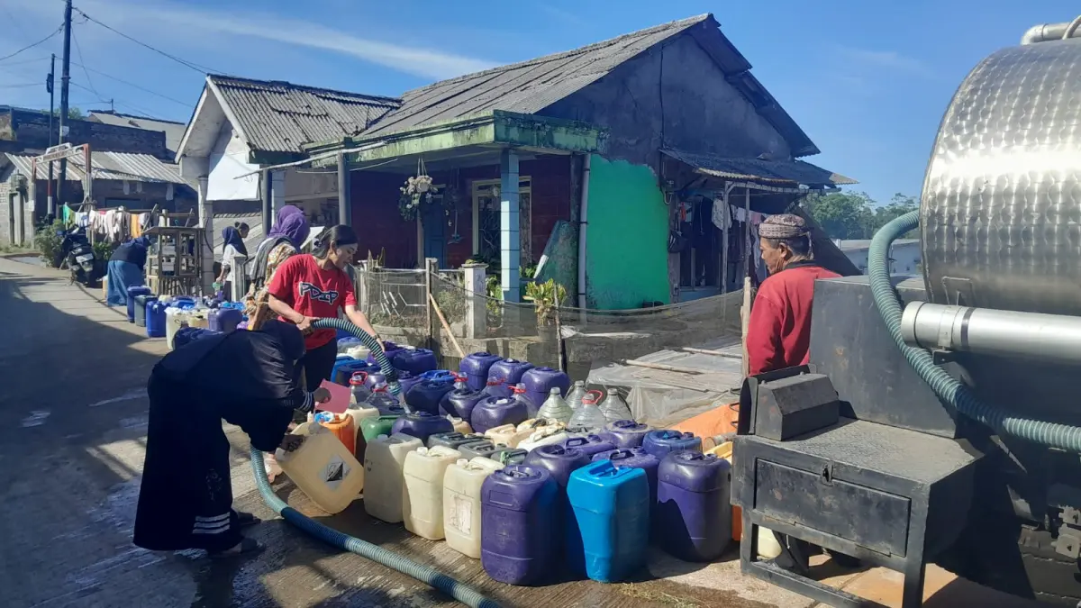 Warga Desa Kemitir Bandungan mengantri air bersih yang di droping BPBD Kabupaten Semarang.