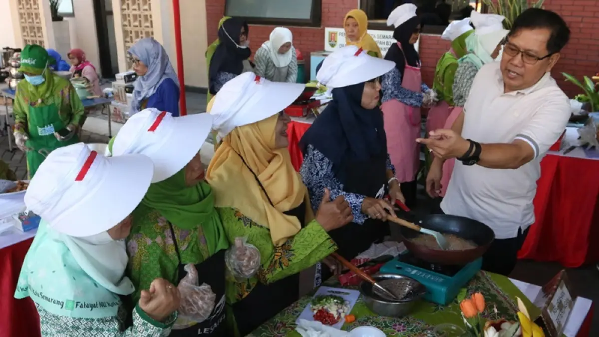 Camat Semarang Selatan Sunardi mengunjungi salah satu peserta cooking class. 