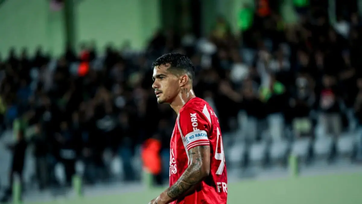 Gelandang Carlos Franca ketika
