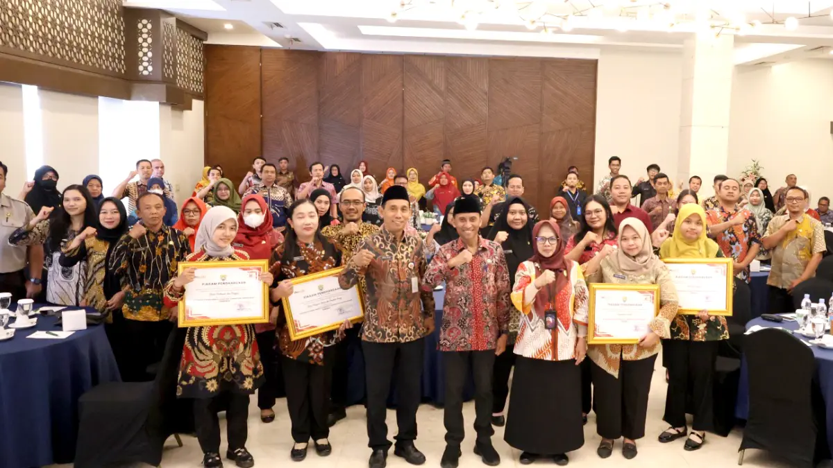 SEMANGAT BERUBAH: Sekretaris Daerah Kabupaten Kendal Agus Dwi Lestari berfoto bersama peserta Rapat Koordinasi Bidang (Rakorbid) Kepegawaian. Dalam kesempatan itu, Sekda menegaskan ASN harus mengubah pola pikir dari passenger menjadi driver agar mampu menjadi penggerak perubahan di era transformasi digital. (Humas Pemkab Kendal)