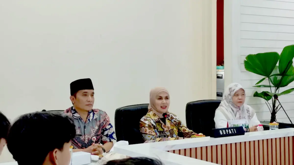 TEGAS: Bupati Kendal Dyah Kartika Permanasari didampingi Kepala Diskominfo Kendal, Ardhi Prasetyo menegaskan pentingnya budaya keterbukaan informasi publik (KIP) di sekolah saat Sosialisasi Keterbukaan Informasi Publik bagi SD Korwil Brangsong di Setda Kendal, Kamis (9/7/2026). (Humas Diskominfo Kendal)
