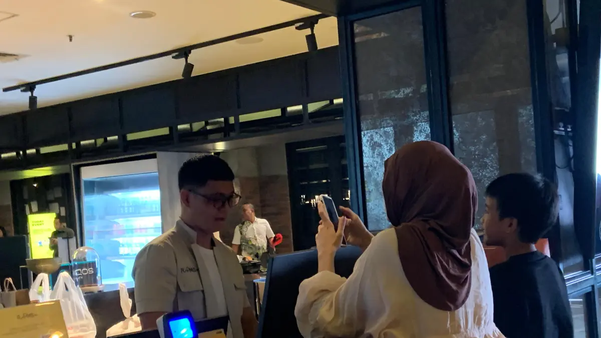 Salah satu wisatawan sedang melakukan check in di Hotel Rooms Inc Semarang.