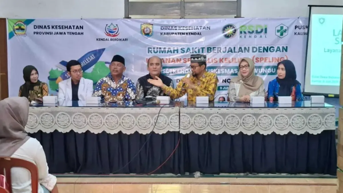 SPELING DI DESA: Perwakilan Dinas Kesehatan Kabupaten Kendal bersama jajaran RSDI Kaliwungu dan Puskesmas Kaliwungu memberikan paparan saat pelaksanaan Program Spesialis Dokter Keliling (Speling) di Desa Nolokerto, Kecamatan Kaliwungu. (Humas Diskominfo Kendal)