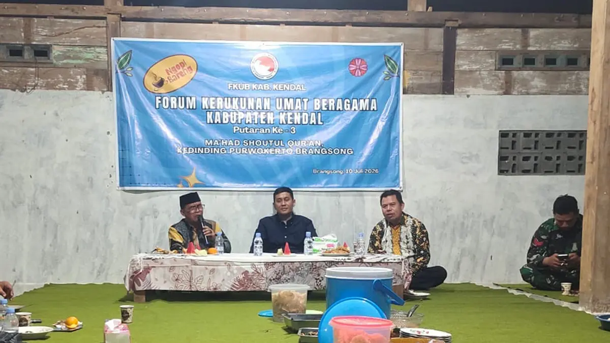KONFLIK: Kepala Kesbangpol Kabupaten Kendal Alfebian Yulando (tengah) bersama Ketua FKUB Kabupaten Kendal KH Sajidin Noor (kiri) menghadiri Sarasehan Ngopi Bareng Putaran III FKUB di Ma