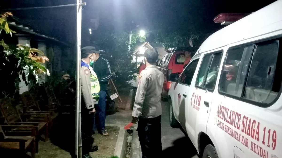 DIEVAKUASI: Tim Kepolisian dari Polsek Cepiring bersama PSC 119 saat mengevakuasi jasad Akhmad, 58, seorang wiraswasta yang tinggal di Desa Gondang, Kecamatan Cepiring yang ditemukan tewas di kamarnya, Sabtu (11/7/2026). (Budi Setiyawan/RadarSemarang.ID)
