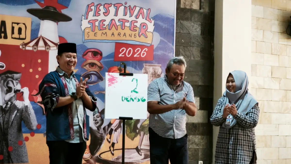 Ketua Dekase Adhitia Armitrianto bersama Sekretaris Dinas Kebudayaan dan Pariwisata Kota Semarang, Samsul Bahri Siregar membuka Festival Teater Kota Semarang di di Taman Budaya Raden Saleh (TBRS), Sabtu (11/7/2026). (IDA FADILAH/JAWA POS RADAR SEMARANG)