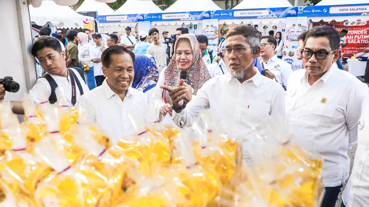 Sekda Jawa Tengah, Sumarno mengunjungi salah satu stand pameran produk koperasi dan UMKM di halaman Parkir Stadion Manahan, Kota Surakarta.