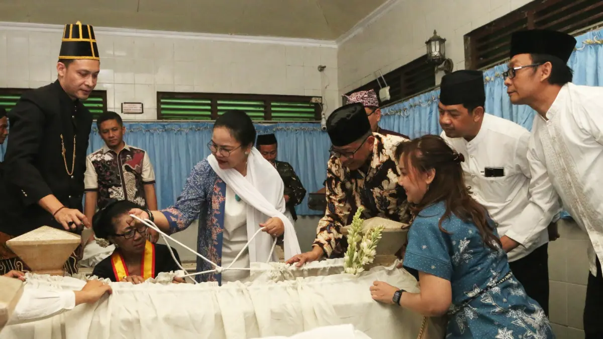 Wali Kota Semarang, Agustina Wilujeng bersama Ketua Yayasan Sosial Sunan Pandanaran, H. Aris Pandan Setiawan dan tokoh masyarakat mengganti kain makam Ki Ageng Pandanaran, Sabtu (11/7/2026) (NUR CHAMIM/JAWA POS RADAR SEMARANG)