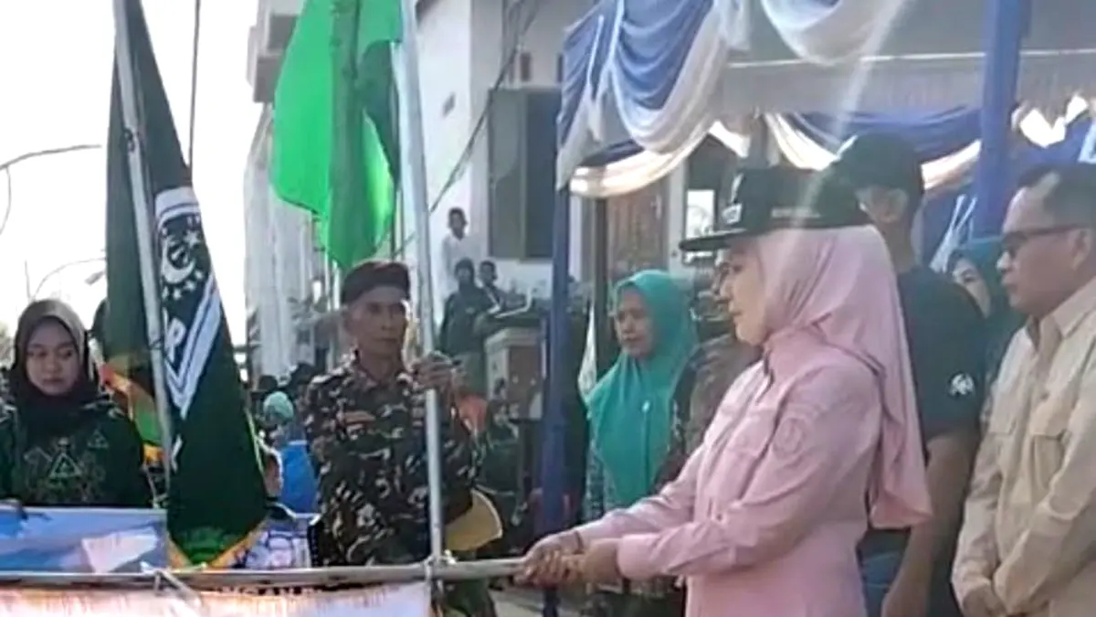 LESTARIKAN TRADISI: Bupati Kendal Dyah Kartika Permanasari secara simbolis melepas prosesi Larungan Sedekah Laut di Kelurahan Bandengan, Kecamatan Kendal, Minggu (12/7/2026). Tradisi tahunan yang tetap digelar di tengah ancaman banjir rob itu menjadi wujud rasa syukur para nelayan sekaligus memperkuat semangat gotong royong masyarakat pesisir. (IST/RADARSEMARANG.ID)