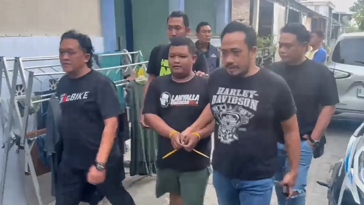 Pelaku dengan tangan terikat saat ditangkap anggota Resmob di rumahnya di Mranggen Demak 