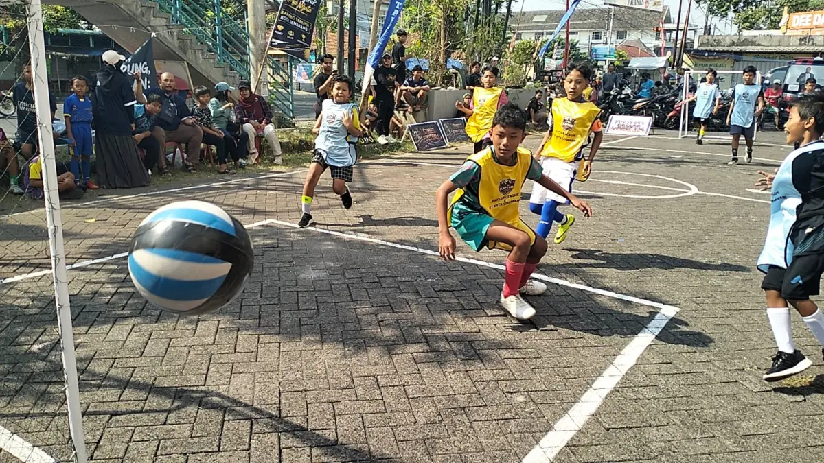 Selain lebih aman ketika dimainkan di atas paving, bola plastik menghadirkan nuansa nostalgia permainan sepak bola jalanan yang akrab dimainkan anak-anak di lingkungan permukiman pada era 1990-an hingga awal 2000-an. (FIGUR RONGGO WASSALIM)
