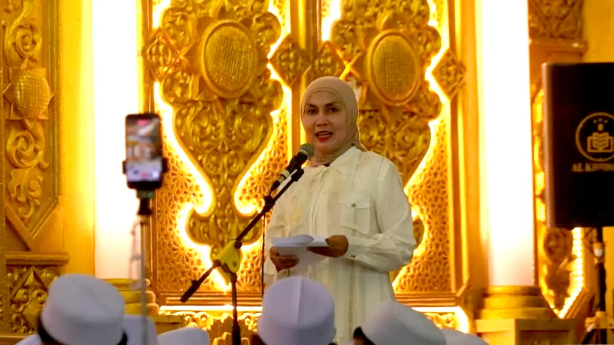 SHOLAWAT: Bupati Kendal Dyah Kartika Permanasari menyampaikan sambutan saat menghadiri Majelis Dzikir Maulid Rasulullah SAW yang digelar Jamaah Al-Hikmah di Alun-alun Kendal, Sabtu (11/7/2026) malam. (IST/RADARSEMARANG.ID
