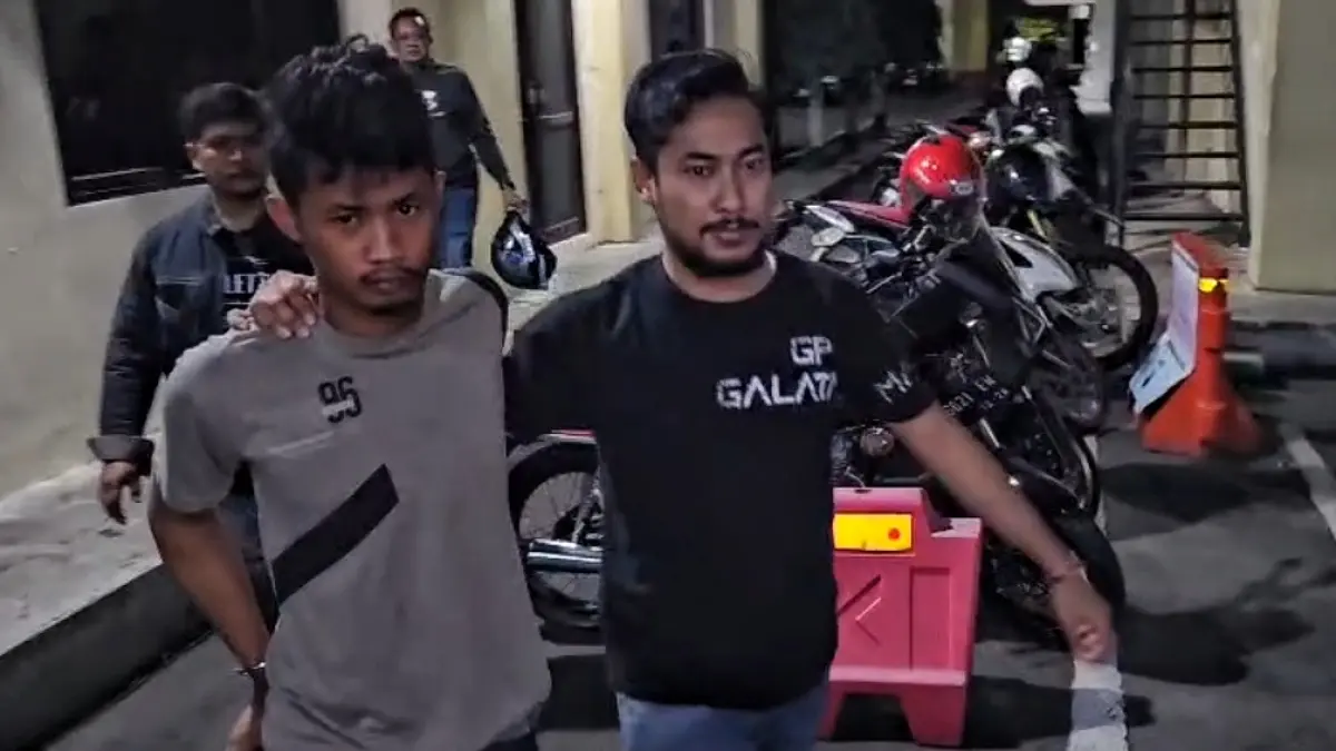Tampang pelaku dengan tangan terborgol dibelakang saat digelandang ke Polrestabes Semarang 
