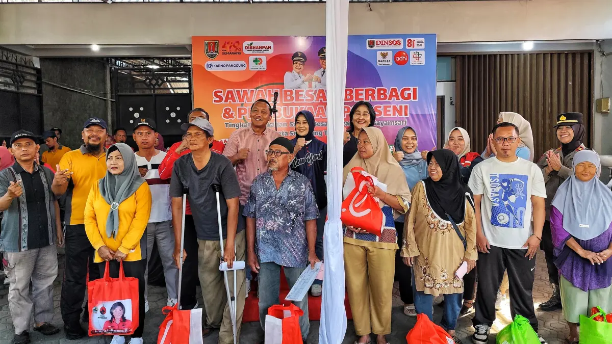 Warga Sawah Besar Sumringah Terima Bingkisan Sembako dan Pelayanan Kesehatan Gratis&nbsp;