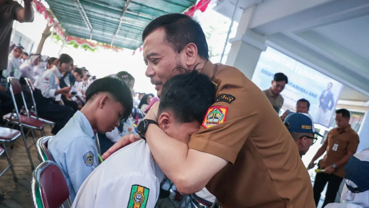  Gubernur Jawa Tengah Ahmad Luthfi meninjau langsung pelaksanaan hari pertama pembelajaran Program Sekolah Kemitraan Pemprov Jateng di SMA Laboratorium UPGRIS, Kota Semarang, Senin, 13 Juli 2026. 