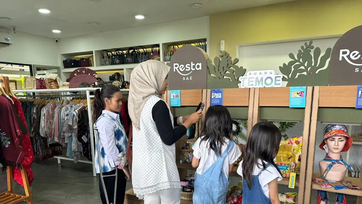 Ina Prihati Nur Islami saat melayani pengunjung memilih barang yang dicarinya di Resta Area Ruang Temoe di Lantai UG Resta Area Site B, Resta Pendopo KM 456, Kabupaten Semarang.