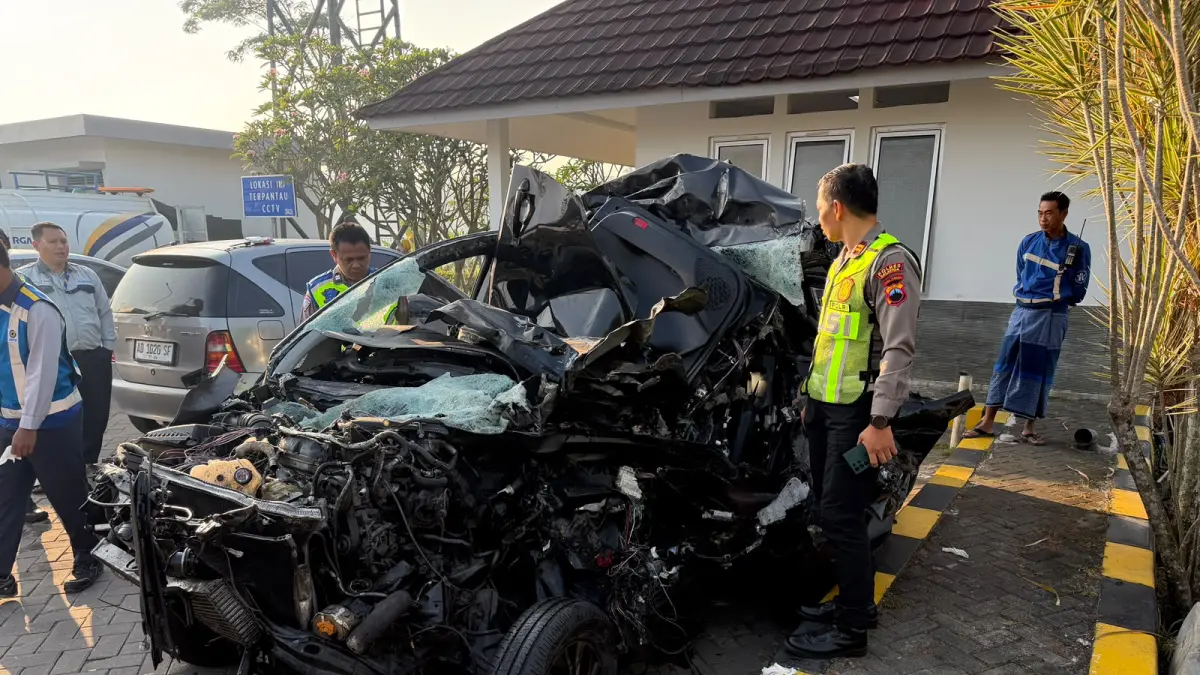 Inova alami Rusak parah setelah menabrak bagian belakang truk bok di tol