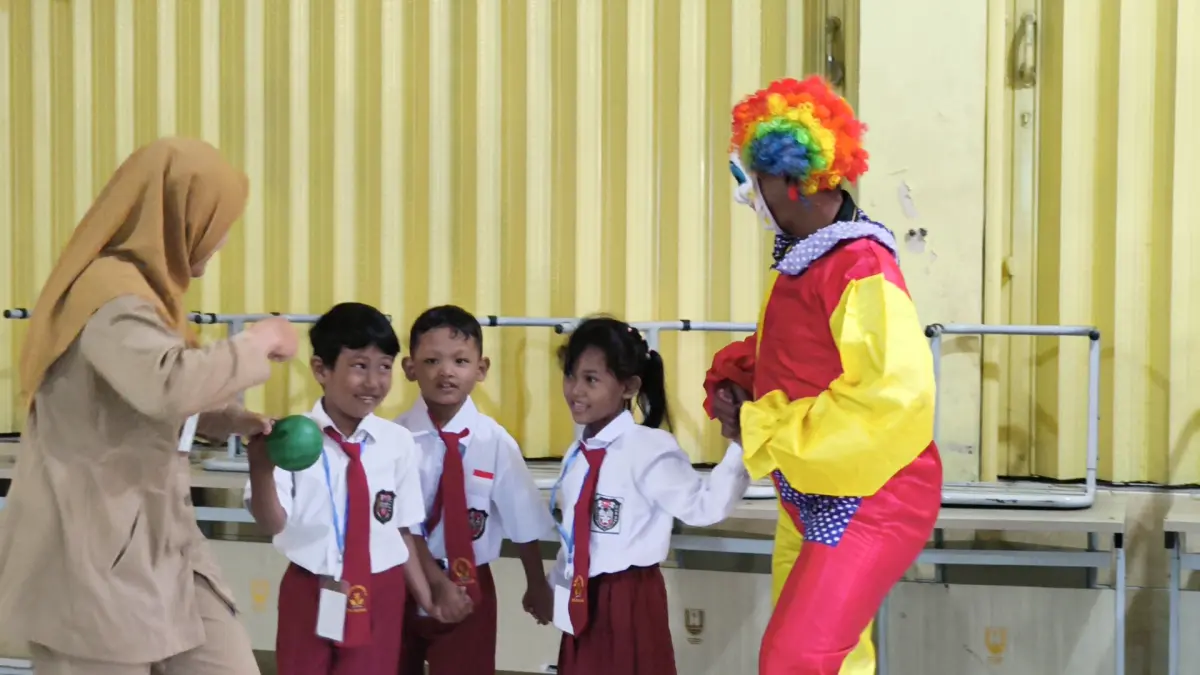 Meski hanya tiga siswa, suasana MPLS hari pertama SDN 1 Purwoyoso dimeriahkan dengan maskot badut, Senin (13/7/2026). (IDA FADILAH/JAWA POS RADAR SEMARANG)