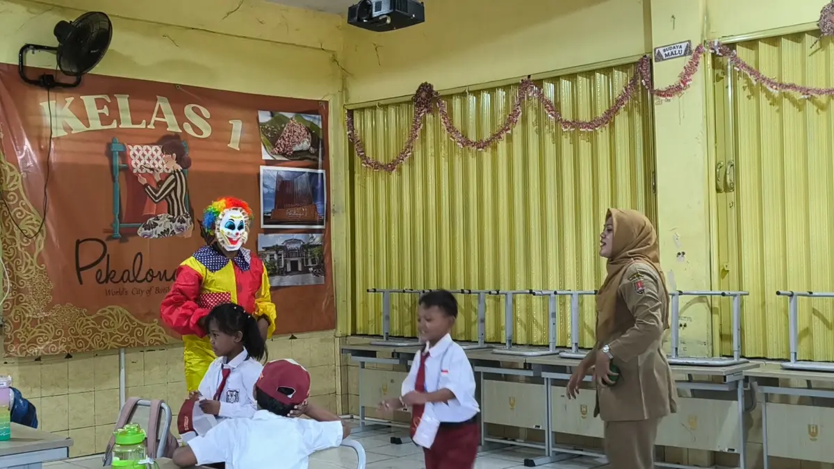Meski hanya tiga siswa, suasana MPLS hari pertama SDN 1 Purwoyoso dimeriahkan dengan maskot badut, Senin (13/7/2026). (IDA FADILAH/JAWA POS RADAR SEMARANG)