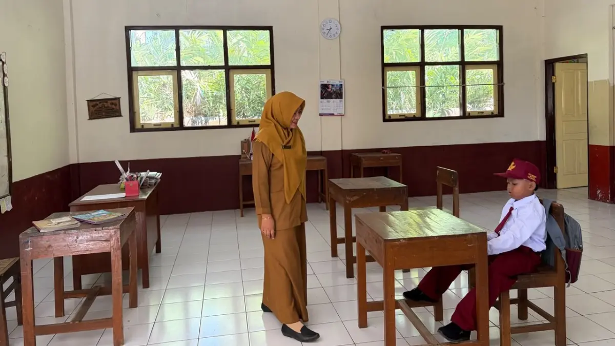 Gilang Arshaka, siswa baru kelas 1 SDN Butuh bersemangat mengikuti pelajaran sekolah tahun ajaran 2026/2027. DEVI KHOFIFATUR RIZQI/ JAWA POS RADAR SEMARANG