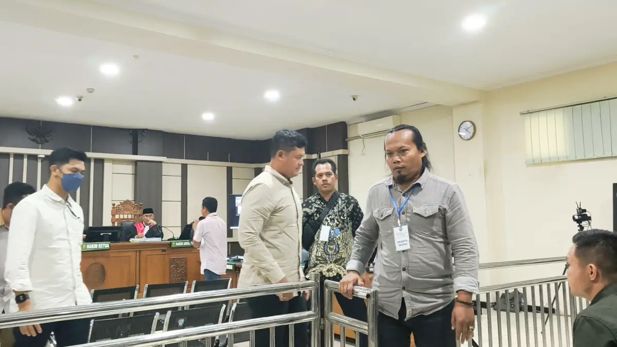 Komisaris PT Mataram Inti Kontruksi, Nur Widayat (paling depan) menjadi saksi Terdakwa Sudewi mantan anggota DPR RI sekaligus Bupati Pati nonaktif di Pengadilan Tipikor Semarang, Senin (13/7/2026). (IDA FADILAH/JAWA POS RADAR SEMARANG)