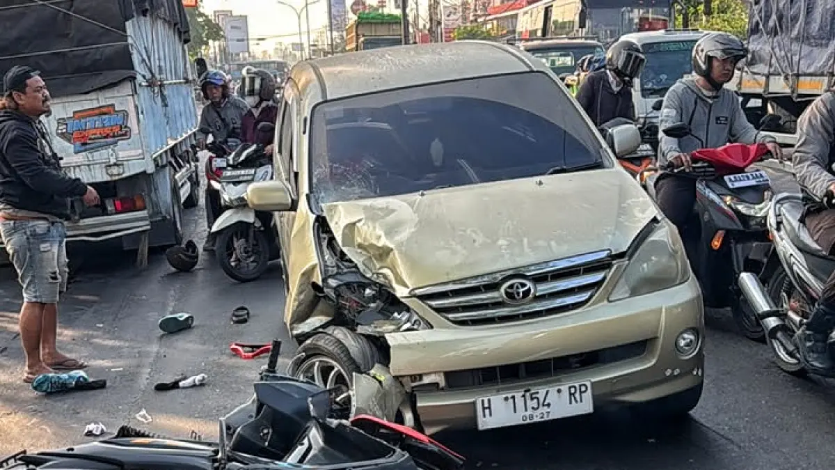 Kondisi motor Yamaha Aerox yang dikendarai korban dan Toyota Avanza mengalami ringsek akibat kecelakaan