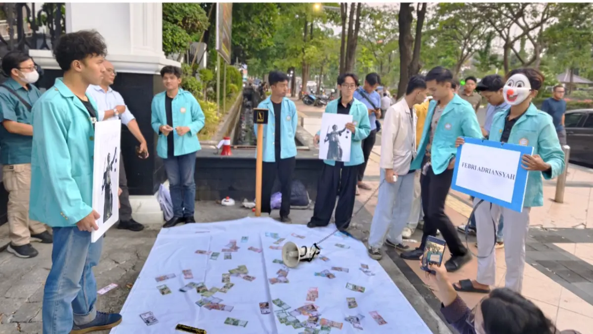 Mahasiswa menggelar aksi unjuk rasa di depan Kantor Kejaksaan Tinggi (Kejati) Jawa Tengah, Selasa (14/7).
