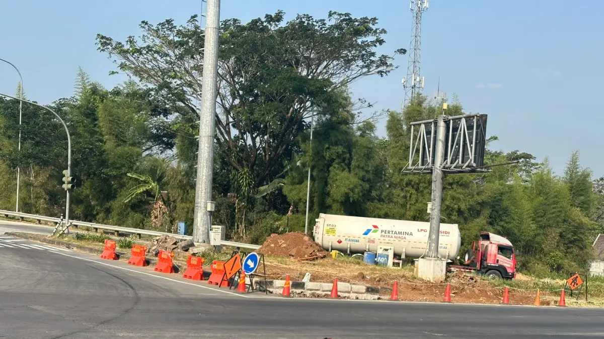 Pulau jalan tepat di Simpang Exit Tol Bawen Kecamatan Bawen Kabupaten Semarang dibongkar.