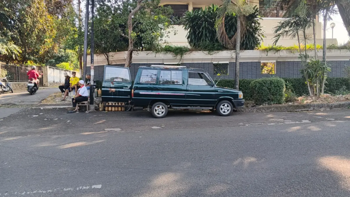 Sebuah unit mobil Toyota Kijang Super terlihat tengah digunakan pemiliknya sebagai tempat berjualan di Jalan Kawi, Semarang. (Sulistiono)