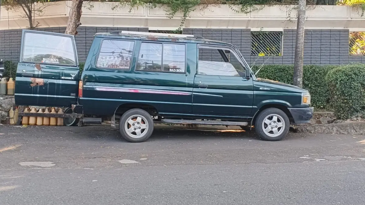 Toyota Kijang Super yang sudah berusia puluhan tahun ini, masih digunakan untuk operasional pemiliknya. (Sulistiono)