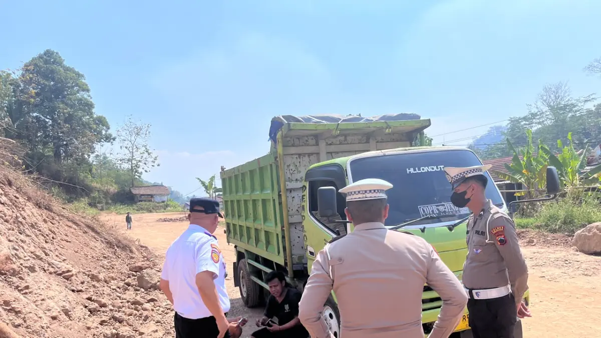 Dinas Perhubungan Kabupaten Semarang saat lakukan pengawasan aktifitas angkutan proyek galian C di Delik Tuntang.