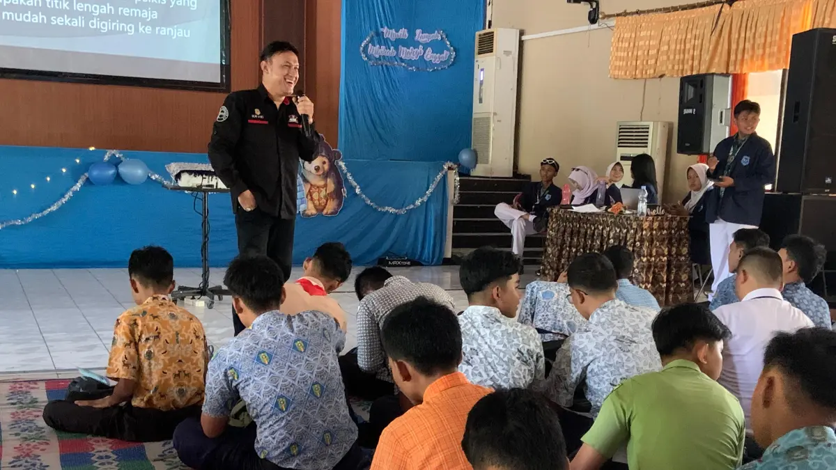 Murid baru di SMAN 2 Semarang mendapatkan edukasi terkait bahaya NAPZA dari GERAM Jateng saat MPLS di Aula SMAN 2 Semarang, Rabu (15/7).