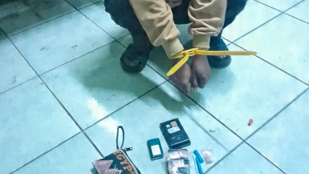 Tersangka SO dan barang bukti saat penggerebekan di atas perahu di tepi pantai Wedung Kabupaten Demak