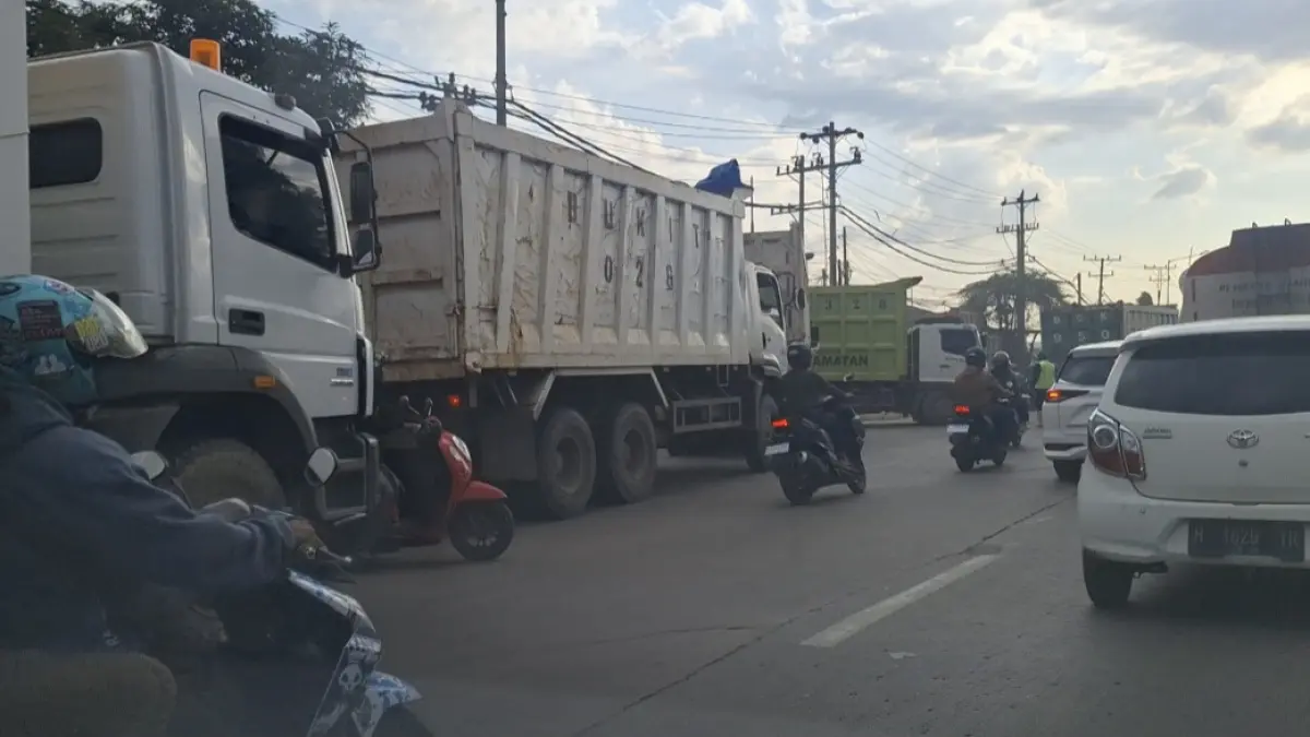 Truk pengangkut tanah galian C melintas di jalur Pantura Semarang–Mangkang–Kendal.