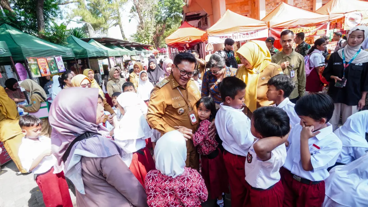 Wali kota dengan anak anak saat pembukaan