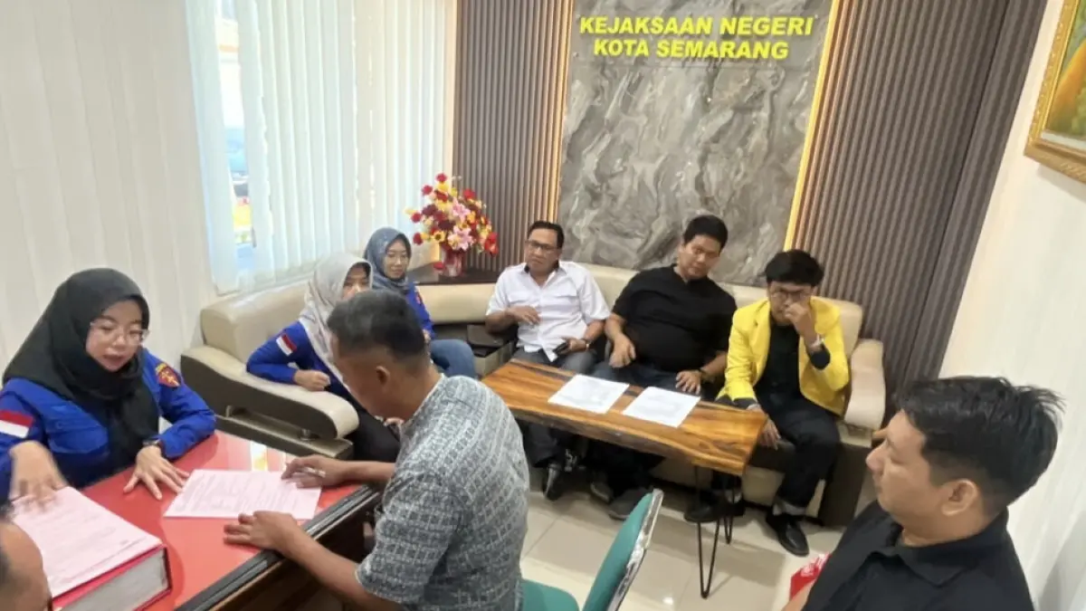 Dua tersangka calo kasus perkara penyimpangan pemberian fasilitas kredit atas 34 debitur didampingi Pengacara dari LBH Ratu Adil saat diperiksa di Kejari Kota Semarang, Kamis (16/7/2026).