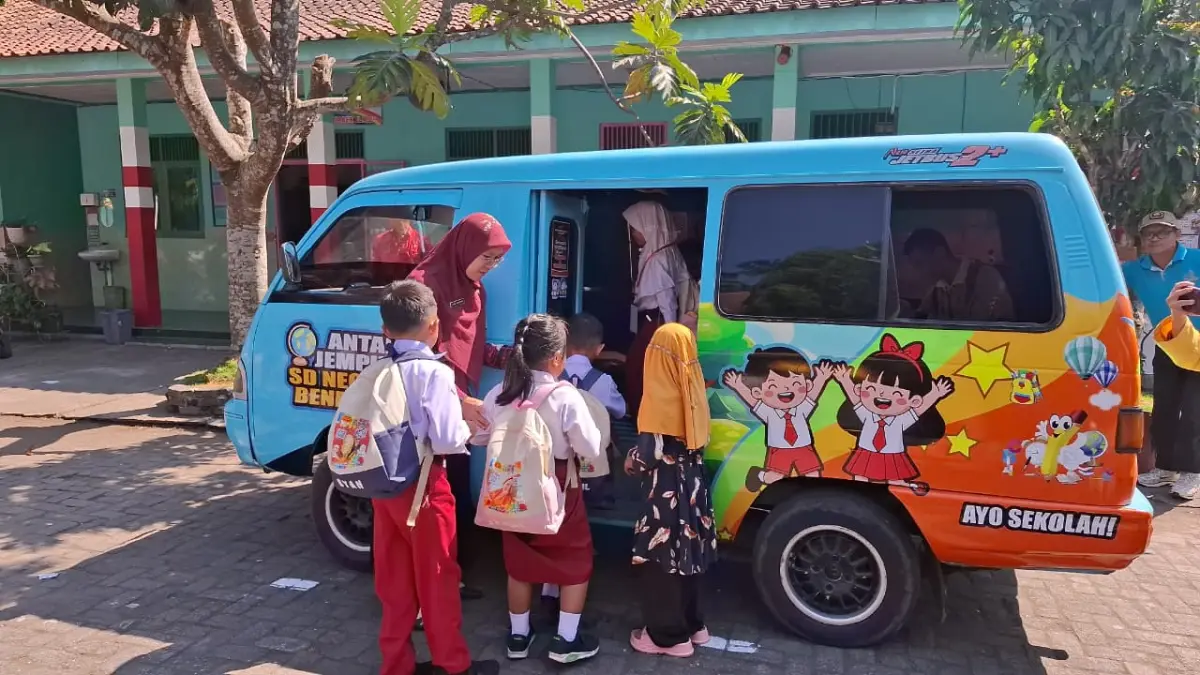 Siswa siswi SD Negeri Bener 01 Tengaran saat akan pulang ke rumah diantar oleh guru PJOK dengan angkutan sekolah.