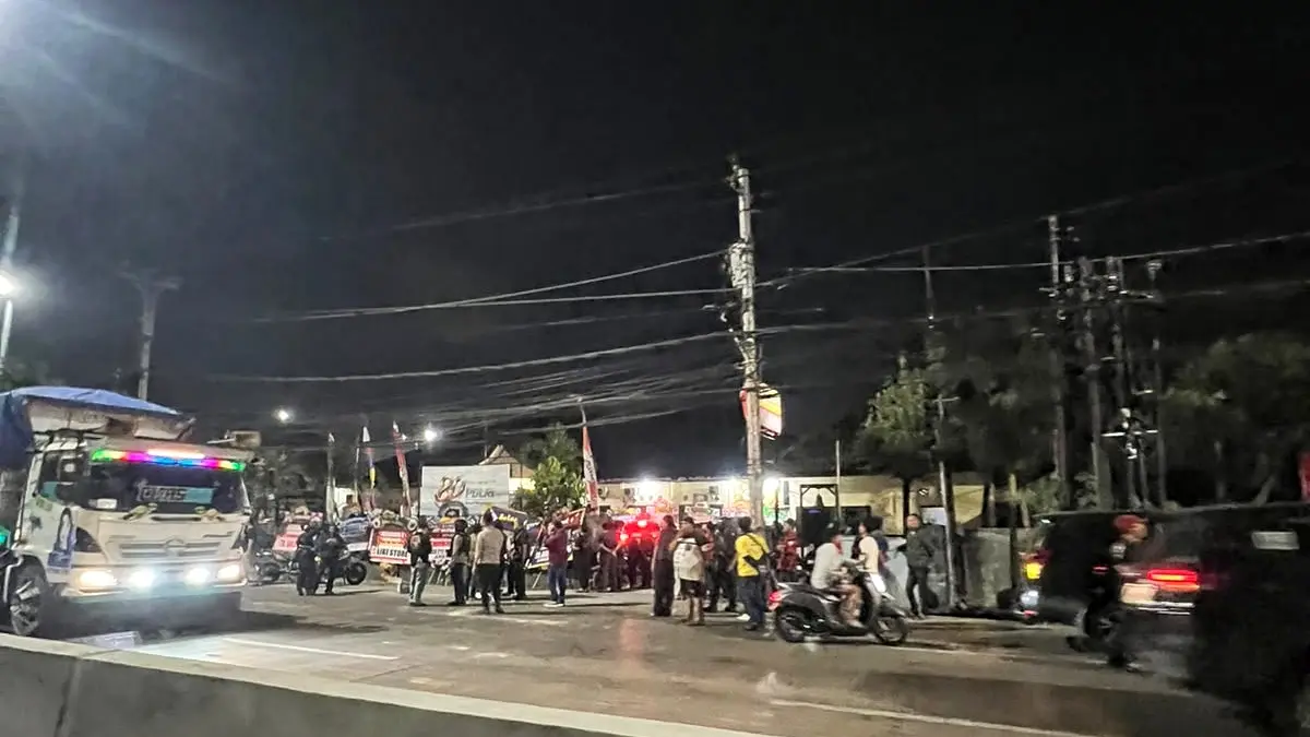 Suasana aksi tawuran depan Polsek Pedurungan, Kota Semarang Rabu (15/7/2026).
