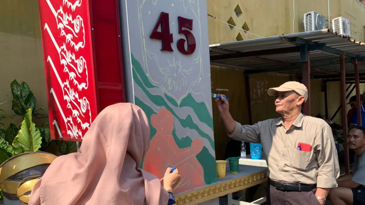 Tim mahasiswa Universitas Negeri Semarang (UNNES) berkolaborasi dengan Universitas Sebelas Maret (UNS) membuat mural pada gapura Kampung Blangkon Potrojayan Surakarta.