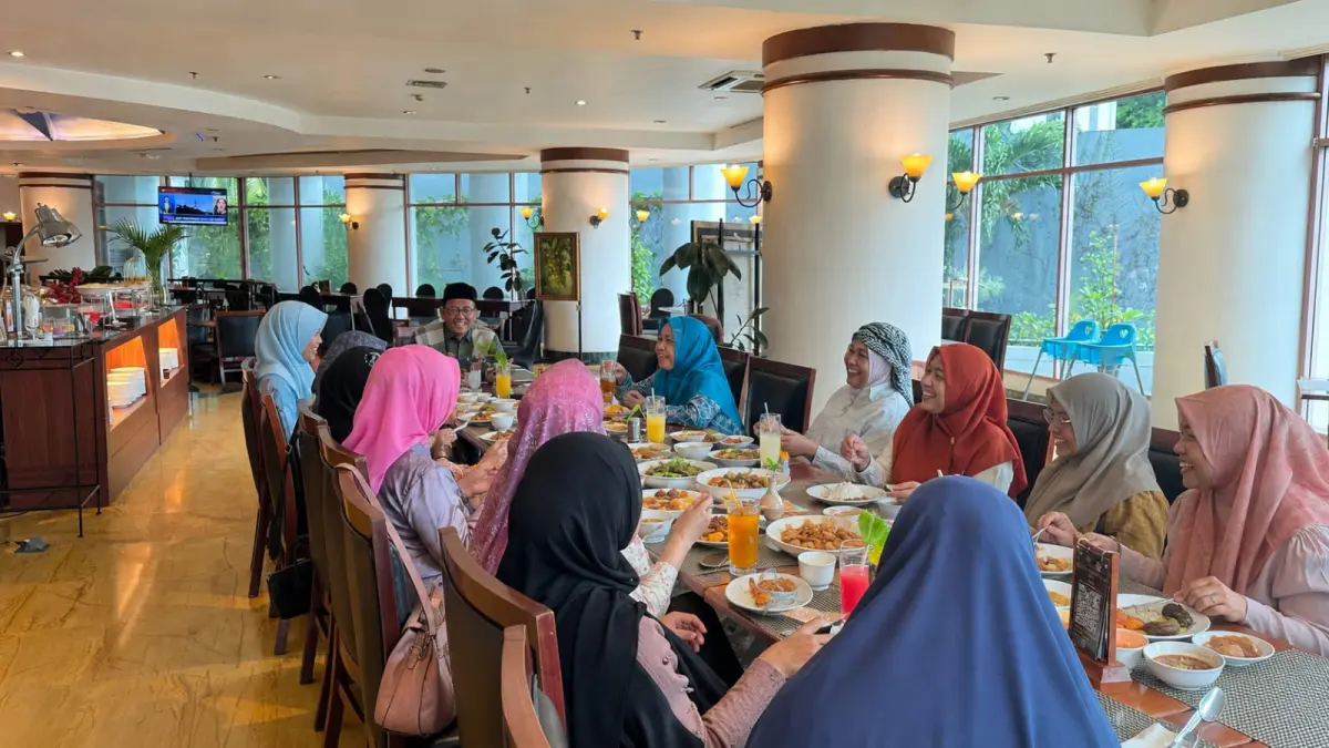 Pengunjung sedang menikmati sajian aneka menu yang ramah dikantong di area Kafe Flamboyan, Grand Candi Hotel Semarang. 