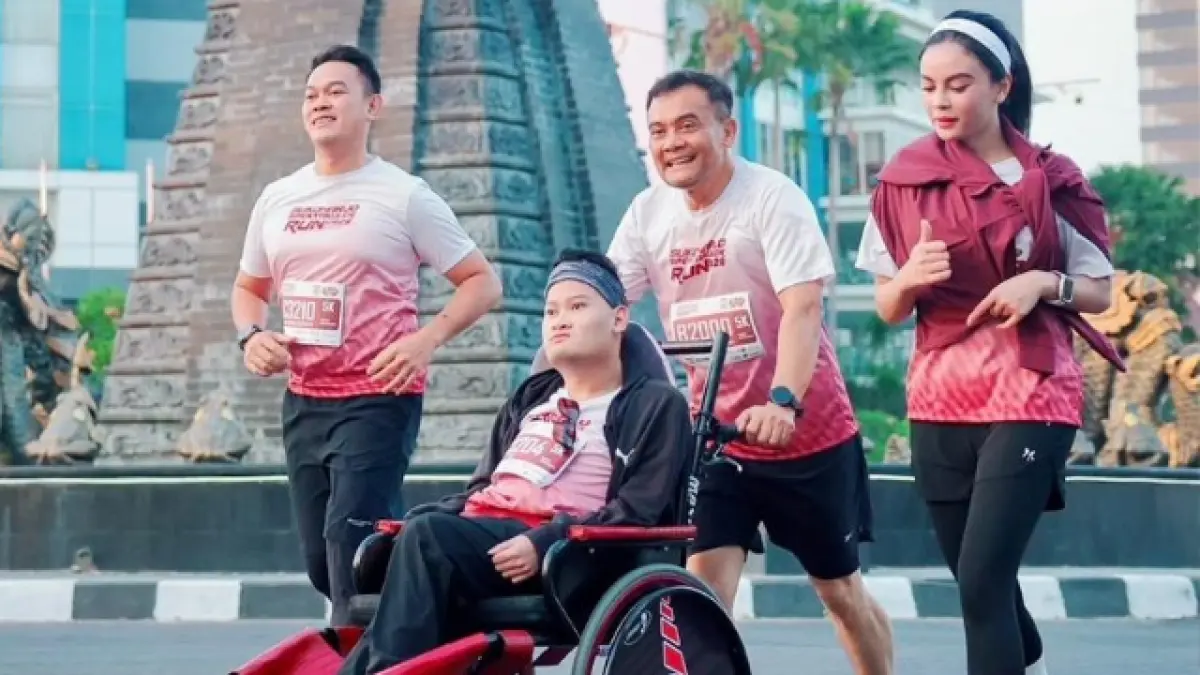 Gubernur Ahmad Luthfi bersama sang putra Mohammad Alif Daffa, ia berlari menyusuri rute&nbsp;Sukoharjo Spektakuler Run 2026, Minggu pagi (19/7/2026).&nbsp;