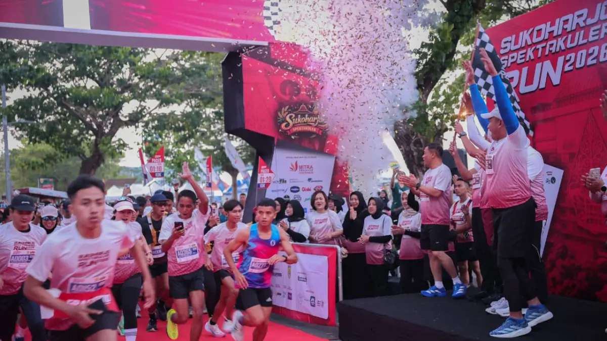Gubernur Jawa Tengah Ahmad Luthfi saat melepasa peserta Sukoharjo Spektakuler Run 2026, Minggu (19/7).