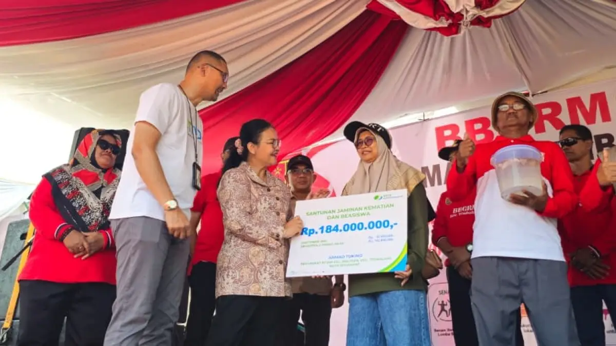 Wali Kota Semarang, Dr. Agustina Wilujeng Pramestuti, S.S., M.M. dan Kepala BPJS Ketenagakerjaan Semarang Pemuda Mohamad Irfan menghadiri Bulan Bhakti Gotong Royong Masyarakat (BBGRM) 2026 dilaksanakan di Lapangan Korpri RW 05, Kelurahan Bulusan, Kecamatan Tembalang. Minggu, 19 Juli 2026.