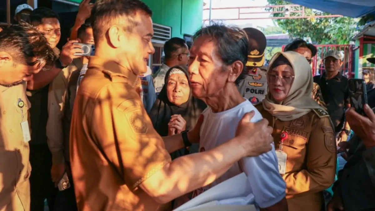 Gubernur Ahmad Luthfi menyampaikan belasungkawa dan menyerahkan bantuan kepada keluarga korban. (IST)