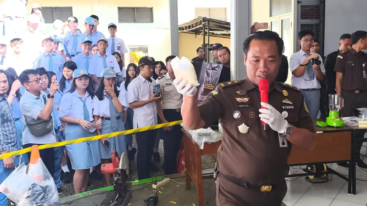 Kasi Barang Bukti Kejari Salatiga, Awan Prasetyo menunjukkan narkoba yang hendak dimusnahkan