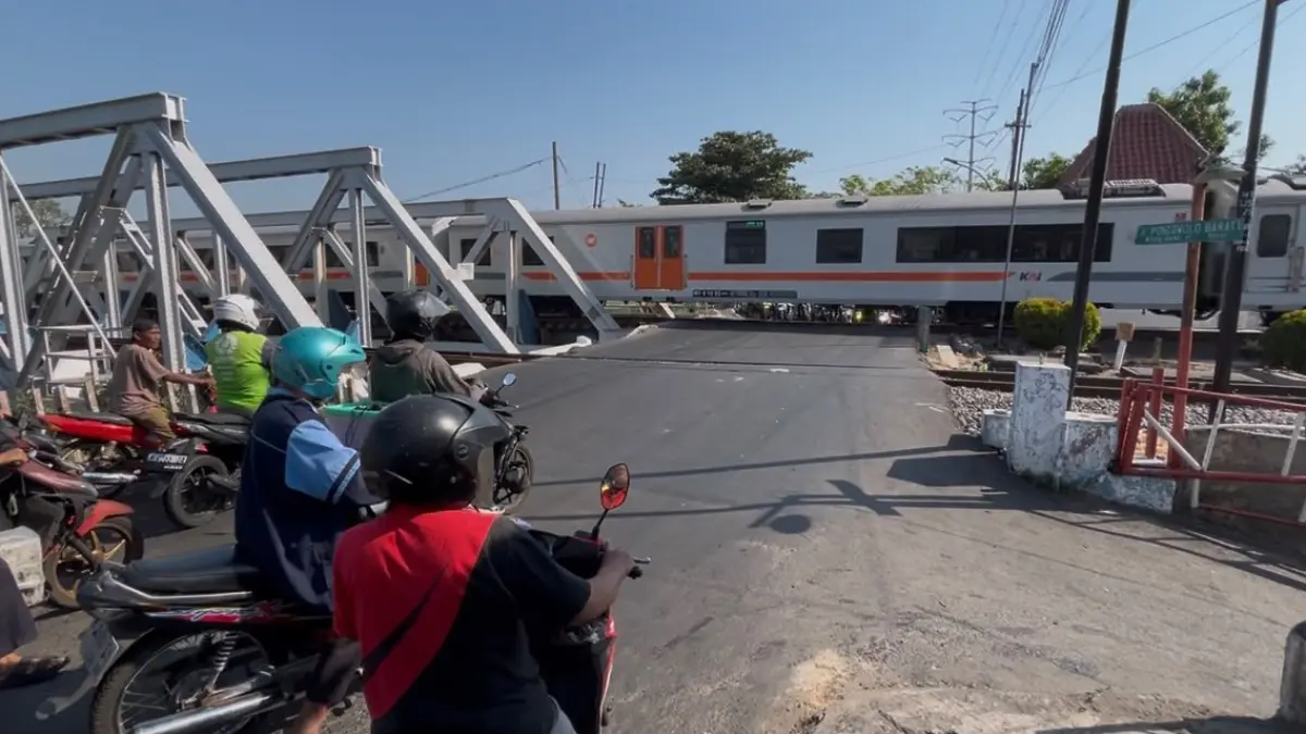 Kondisi perlintasan rel kereta api di Kokrosono Semarang Tengah 