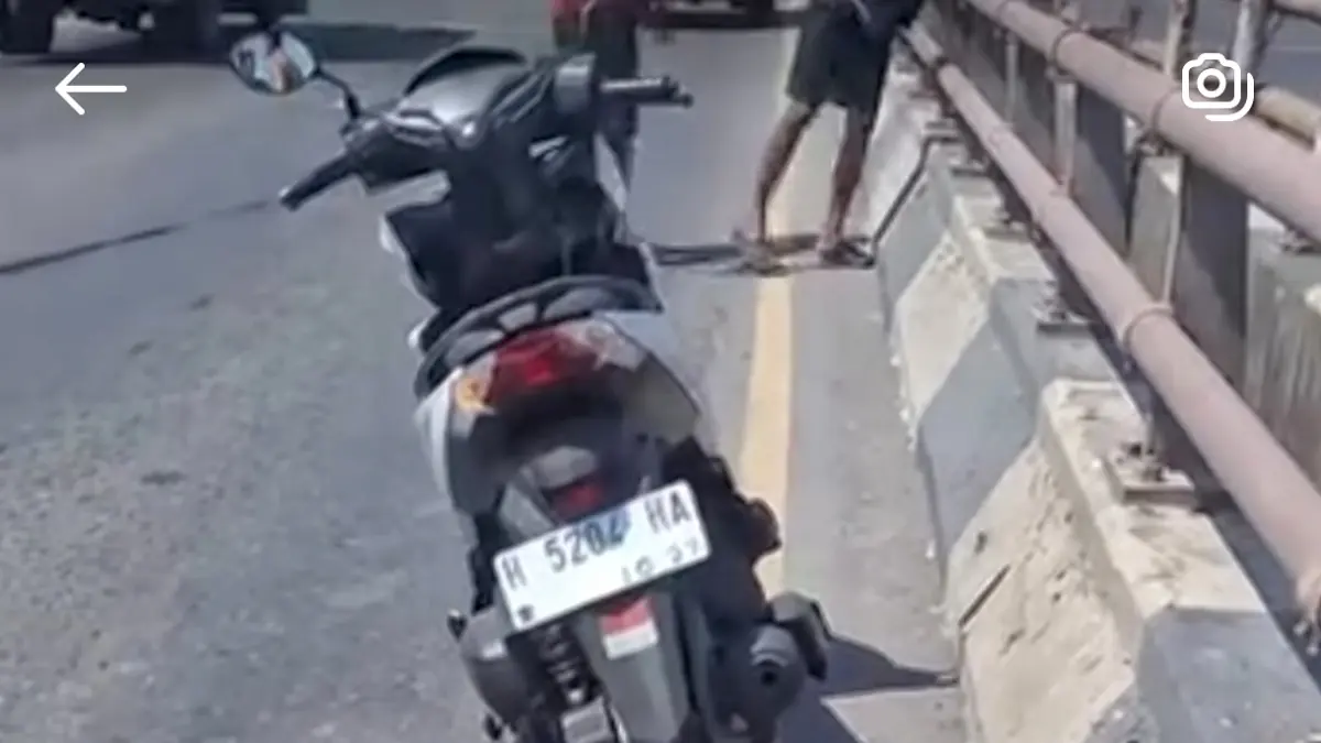 Motor korban ditemukan diatas jembatan flyover Jalan Arteri Yos Sudarso Semarang 