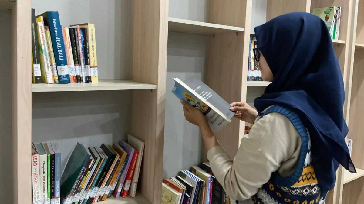 Salah satu pengunjung sedang melihat koleksi buku Dinas Kearsipan dan Perpustakaan (Arpus) Jawa Tengah di Co Working Kantor Gubernur Jateng, Selasa (21/7).