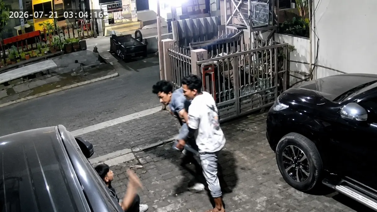 Tampang pelaku pembacokan mengenakan jaket jeans 